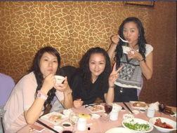 姐妹们聚会吃瓜,瓜香四溢，欢乐时光尽享八卦盛宴