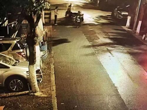 吵架路人吃瓜撞车,一场争吵引发的意外