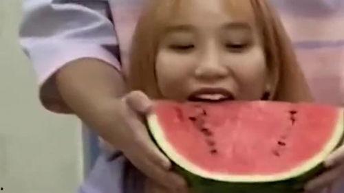 情侣吃瓜,情侣甜蜜吃瓜瞬间