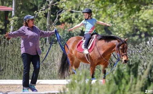 奶龙吃瓜骑马,探寻奇幻世界的悠闲生活