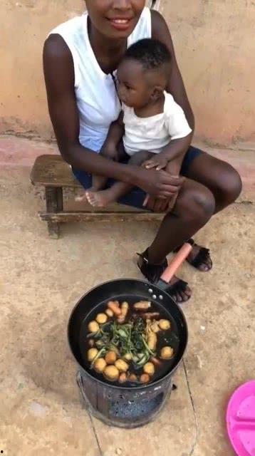 非洲女人吃瓜,瓜果飘香中的生活智慧