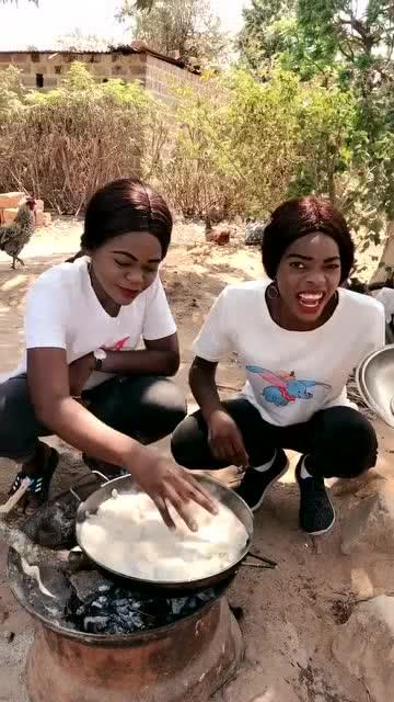 非洲女人吃瓜,瓜果飘香中的生活智慧  第2张