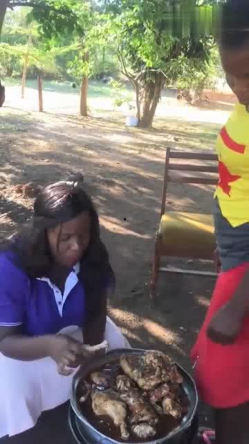 非洲女人吃瓜,瓜果飘香中的生活智慧  第3张