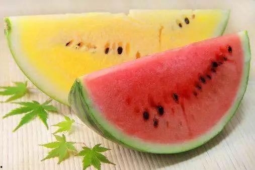 顶级吃瓜场面图片,围观者众生相，揭秘网络热议背后的真实故事  第2张