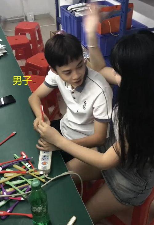 女生进厂吃瓜,揭秘工厂里的欢乐时光