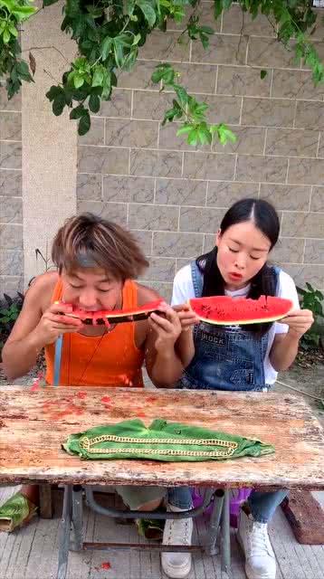 学生链子吃瓜