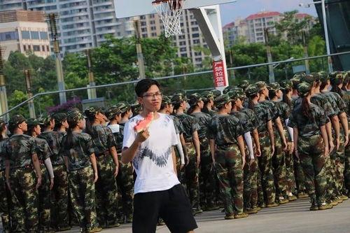 军训吃瓜的文案,揭秘军营里的欢乐时光  第2张